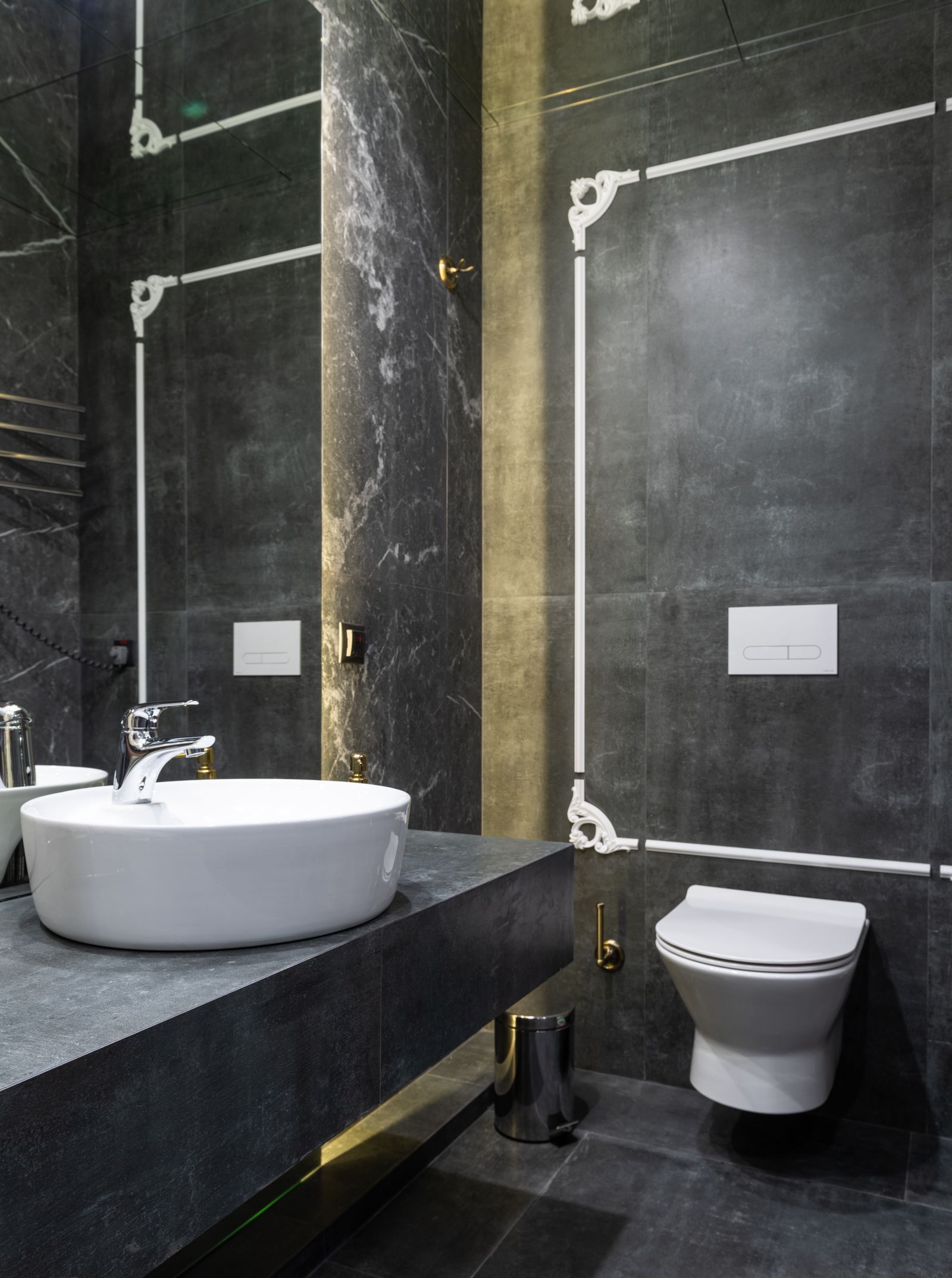 Salle de bain contemporaine sombre