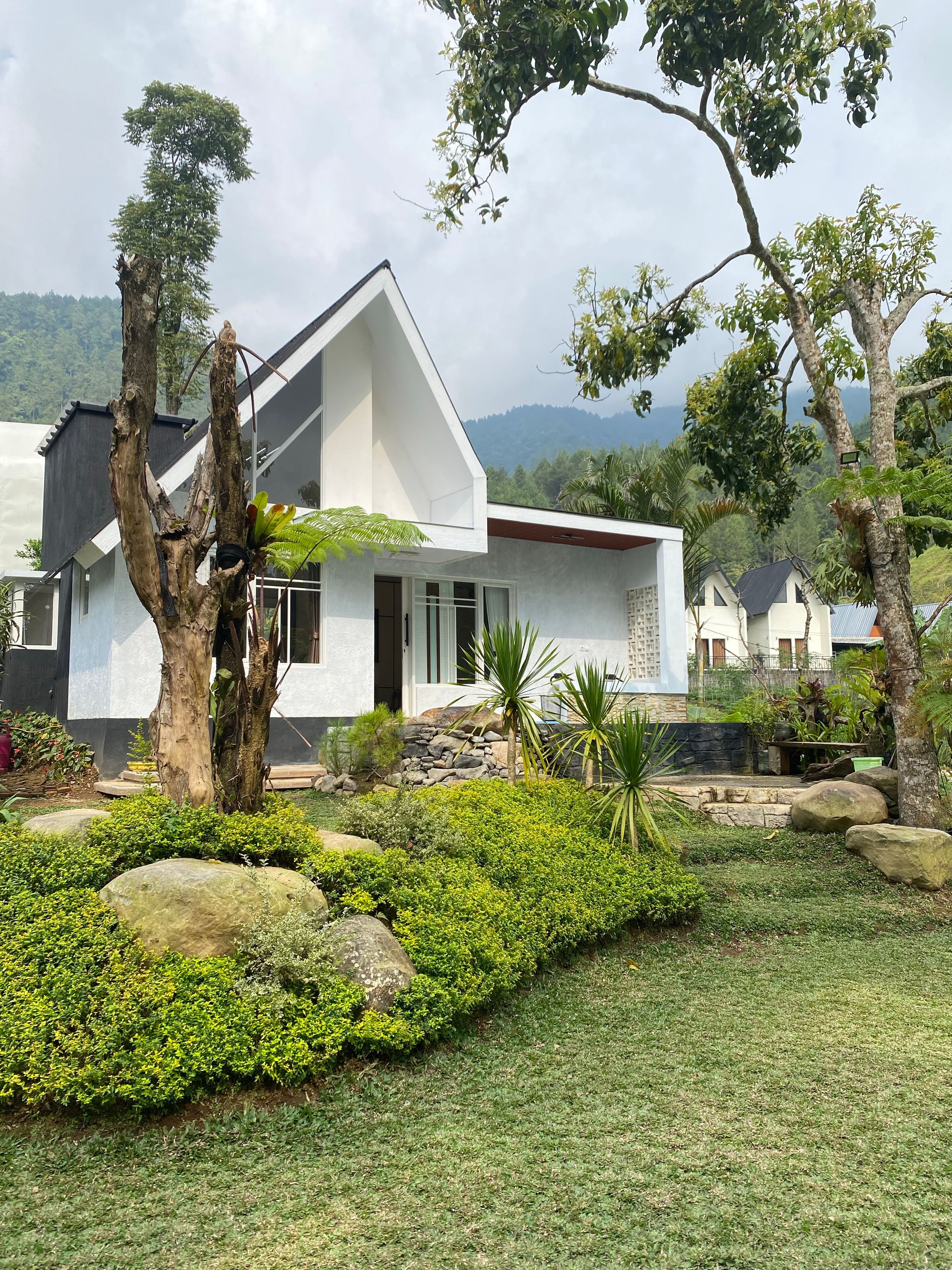 Maison contemporaine dans un paysage de montagne