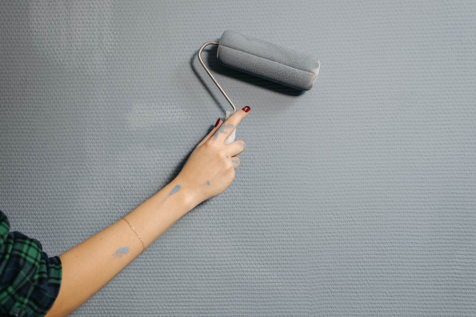 Application d’une peinture sur un mur